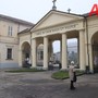 “Gestione delle tombe nel cimitero urbano tra incuria, cartelli minacciosi e una tariffa insostenibile”