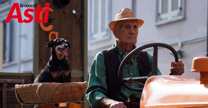 Il 92enne Luigi Lazzarino con la sua fedele Peppa sfila per Casabianca (ph. Filippo Rozzino) Il 92enne Luigi Lazzarino con la sua fedele Peppa sfila per Casabianca (ph. Filippo Rozzino)