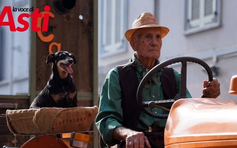 Il 92enne Luigi Lazzarino con la sua fedele Peppa sfila per Casabianca (ph. Filippo Rozzino)