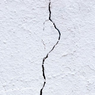 Come affrontare le crepe nei muri delle costruzioni: cause, diagnosi e soluzioni efficaci