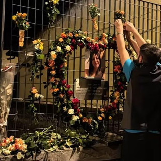 Fiori, omaggi e pensieri lasciati sul parapetto del rio Nizza all'altezza di dov'è stata scaraventata Zoe