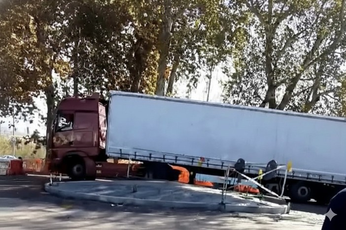 Camion incastrato nella nuova rotonda di corso Savona: monta la polemica Camion incastrato nella nuova rotonda di corso Savona: monta la polemica