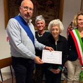 Alfonsina Cortese mentre riceve dal Presidente della Provinvia di Asti Dr. Maurizio