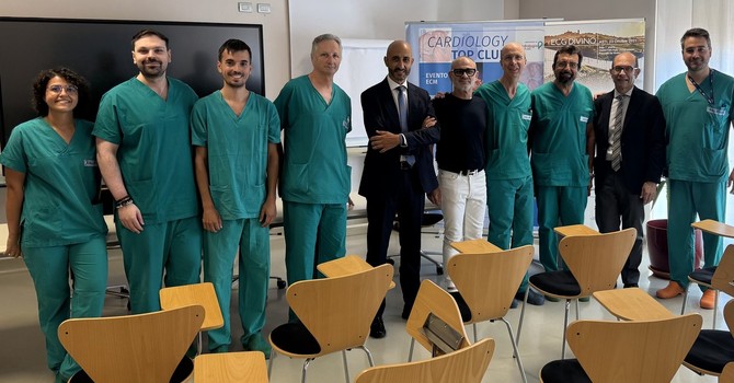 Al centro, il dottor Marco Scaglione con il paziente Francesco Altieri, il primario del reparto di Anestesia e Rianimazione Alessandro Bianchi, il direttore generale dell’Asl AT Giovanni Gorgoni, il direttore sanitario Andrea Fabbo e l’equipe di Cardiologia