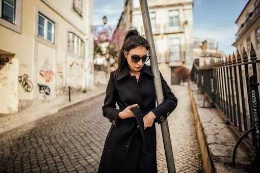 Come abbinare un cappotto nero da donna: colori, fantasie e accessori per creare look diversi dal total black Come abbinare un cappotto nero da donna: colori, fantasie e accessori per creare look diversi dal total black
