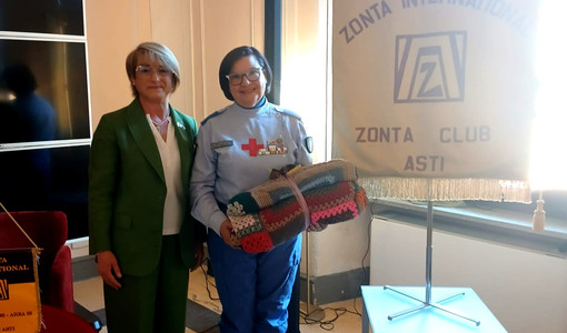 La consegna della coperta simbolica contro la violenza