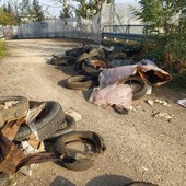 Vergogna abbandoni rifiuti: interi &quot;treni&quot; di gomme lasciati al Lungotanaro