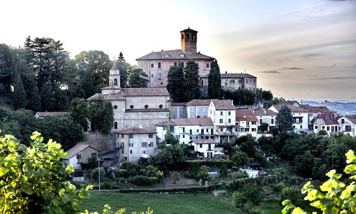 In foto: il borgo antico e il castello di Calamandrana