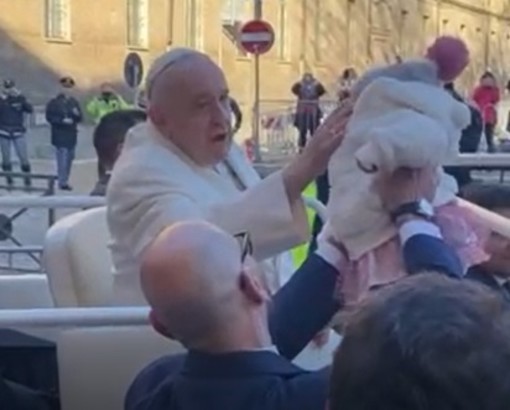 IL MOMENTO: nella carezza di Papa Francesco al neonato c'è tutto l'amore del mondo (VIDEO)