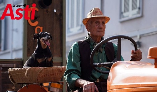 Il 92enne Luigi Lazzarino con la sua fedele Peppa sfila per Casabianca (ph. Filippo Rozzino) Il 92enne Luigi Lazzarino con la sua fedele Peppa sfila per Casabianca (ph. Filippo Rozzino)