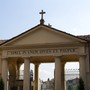 Ognissanti, cambiano sosta e circolazione attorno al cimitero di Asti: i divieti fino al 5 novembre