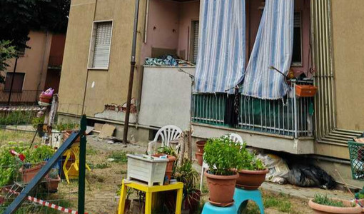 Via Fenoglio, il nuovo crollo riapre il caso delle case Atc: "Era tutto già segnalato"