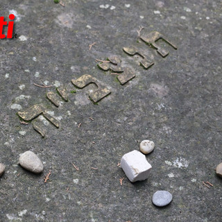 Asti ricorda la Shoah: due cerimonie per non dimenticare "che questo è stato". Ieri gli studenti hanno pulito le pietre d'inciampo