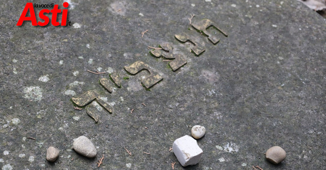 Asti ricorda la Shoah: due cerimonie per non dimenticare "che questo è stato". Ieri gli studenti hanno pulito le pietre d'inciampo