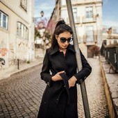 Come abbinare un cappotto nero da donna: colori, fantasie e accessori per creare look diversi dal total black Come abbinare un cappotto nero da donna: colori, fantasie e accessori per creare look diversi dal total black