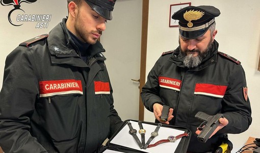 Inseguono un’auto sospetta in corso Casale, trovano pistola e gioielli: arrestato 26enne