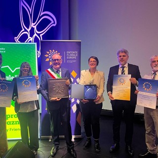 La consegna della medaglia d'argento a Costigliole d'Asti nel concorso Entente Floral Europe 2025.