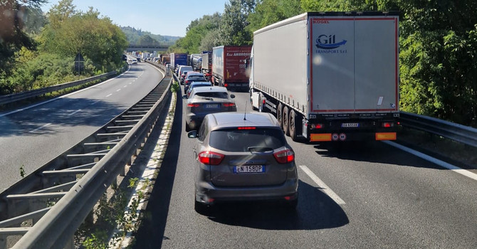 Veicolo in fiamme sulla A33: tra Asti e Isola code in direzione Cuneo, al lavoro i tecnici per la rimozione
