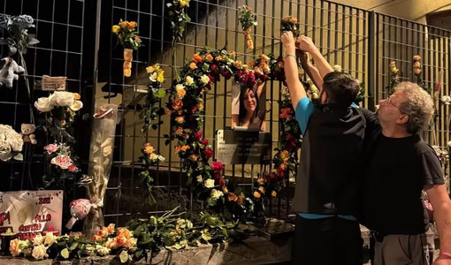 Fiori, omaggi e pensieri lasciati sul parapetto del rio Nizza all'altezza di dov'è stata scaraventata Zoe