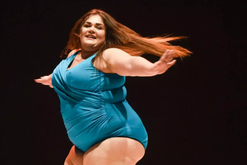 Claudia Marsicano porta l'ironia di R.OSA a Monastero Bormida Claudia Marsicano porta l'ironia di R.OSA a Monastero Bormida