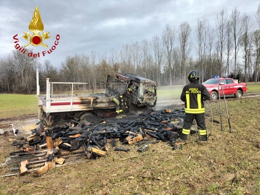 A Isola d'Asti prende fuoco un furgone carico di legna. Lungo intervento dei vigili del fuoco di Asti