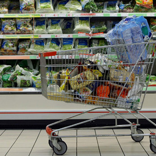 Un carrello della spesa in supermercato