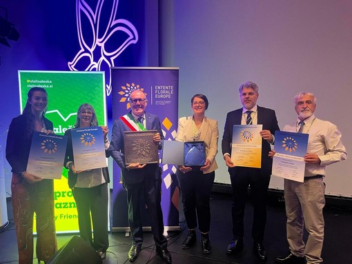 La consegna della medaglia d'argento a Costigliole d'Asti nel concorso Entente Floral Europe 2025.