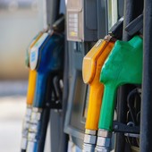 Da domani verranno esposti i prezzi medi dei carburanti: oggi ad Asti verde a 1,88 e diesel a 1,74 euro