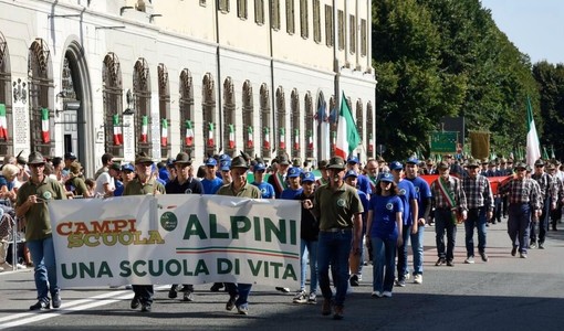 I giovani del campo scuola di Costigliole sfilano a Pinerolo con gli alpini astigiani I giovani del campo scuola di Costigliole sfilano a Pinerolo con gli alpini astigiani