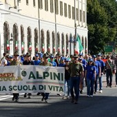 I giovani del campo scuola di Costigliole sfilano a Pinerolo con gli alpini astigiani