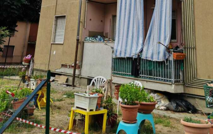 Via Fenoglio, il nuovo crollo riapre il caso delle case Atc: "Era tutto già segnalato" Via Fenoglio, il nuovo crollo riapre il caso delle case Atc: "Era tutto già segnalato"