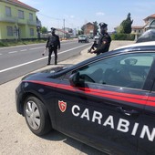 Finge di osservare prodotti e ruba creme e profumi alla farmacia Garello: arrestato dai carabinieri