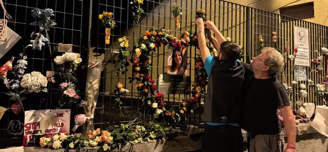 Fiori, omaggi e pensieri lasciati sul parapetto del rio Nizza all'altezza di dov'è stata scaraventata Zoe