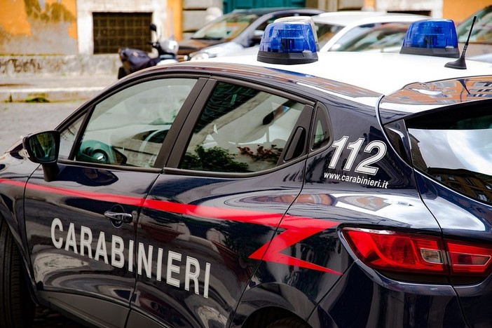 Anziano di Asti imbratta municipio di Lamporo per vendicarsi di una multa. Denunciato dai carabinieri