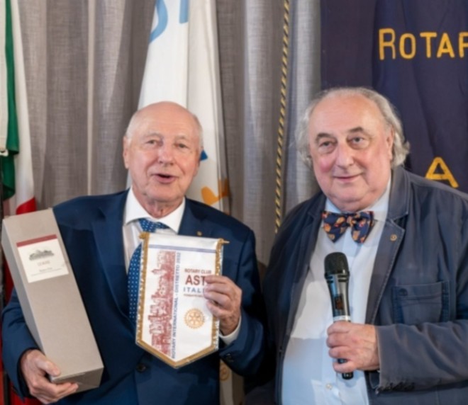 Gianfranco Carbonato (a sinistra) con il presidente Rotary Renzo Gai Gianfranco Carbonato (a sinistra) con il presidente Rotary Renzo Gai