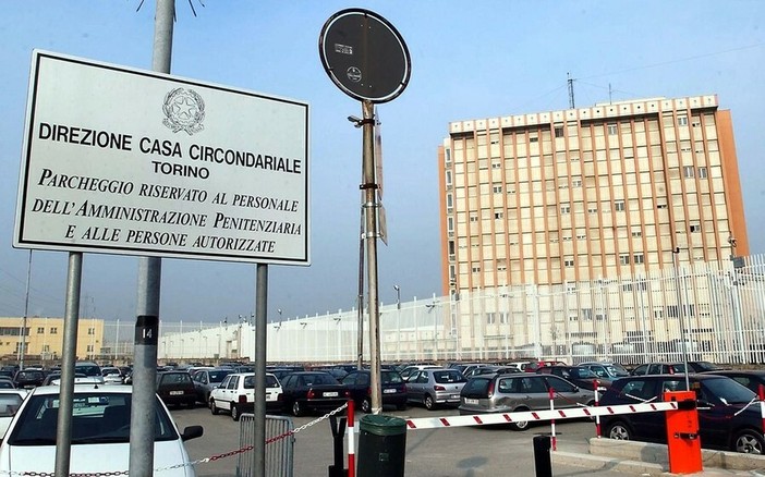 Notte di protesta e proposta al Lorusso e Cutugno, al via la maratona oratoria contro l'emergenza carceri Notte di protesta e proposta al Lorusso e Cutugno, al via la maratona oratoria contro l'emergenza carceri