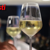 Douja d’Or, l’Asti Docg alza i calici: dieci giorni tra bollicine, cocktail e degustazioni Douja d’Or, l’Asti Docg alza i calici: dieci giorni tra bollicine, cocktail e degustazioni