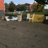 Rifiuti abbandonati in via Arno