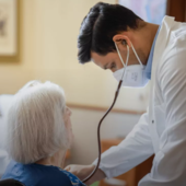 Oltre le cure mediche: perché relazioni, attività e ambienti contano per il benessere degli anziani