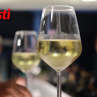 Douja d’Or, l’Asti Docg alza i calici: dieci giorni tra bollicine, cocktail e degustazioni