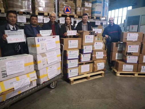 La comunità cinese di Torino tende la mano al Piemonte, donando materiale sanitario