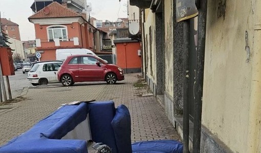Il divano abbandonato in corso Alessandria Il divano abbandonato in corso Alessandria