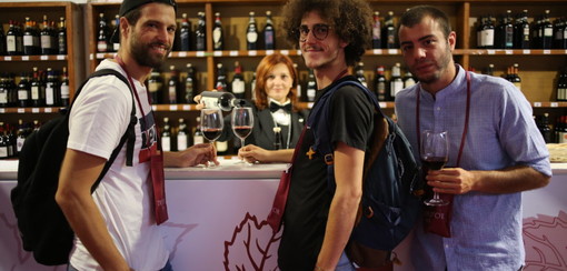 Asti capitale del vino. Il 53° Salone nazionale di vini selezionati “Douja d’Or” brinda al successo: 20.460 calici di vino degustati, 8.292 bottiglie di vino vendute e 5.574 cocktail di vermouth