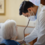 Oltre le cure mediche: perché relazioni, attività e ambienti contano per il benessere degli anziani Oltre le cure mediche: perché relazioni, attività e ambienti contano per il benessere degli anziani