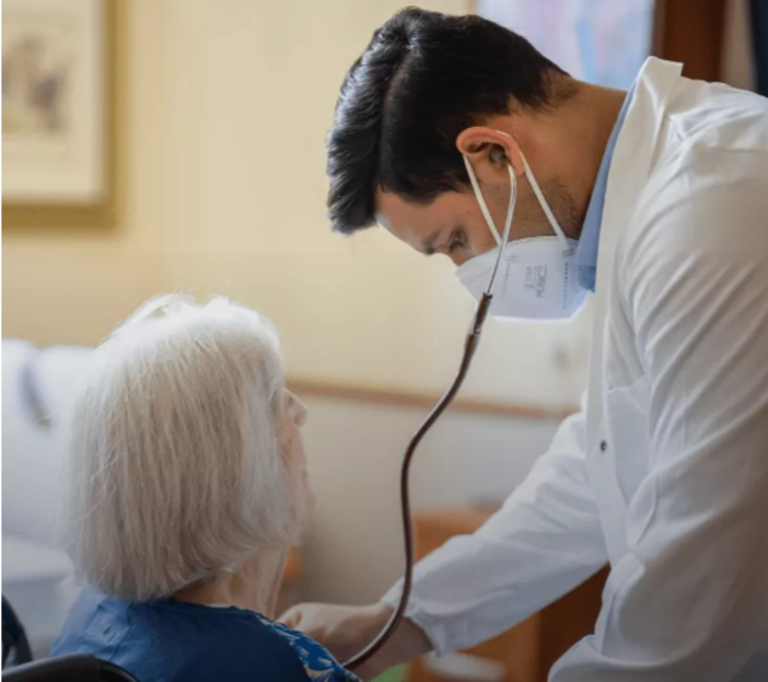 Oltre le cure mediche: perché relazioni, attività e ambienti contano per il benessere degli anziani Oltre le cure mediche: perché relazioni, attività e ambienti contano per il benessere degli anziani