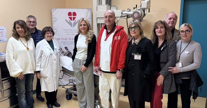 La donazione con: Luisa Amalberto presidente della Fondazione, il consigliere Roberto Ruscalla, Maria Tessa direttore della Radioterapia, Barbara Caimi direttore sanitario Asl AT, Guido Mansone coordinatore Radioterapia, alcune volontarie della Fondazione insieme al direttore Ezio Mosso