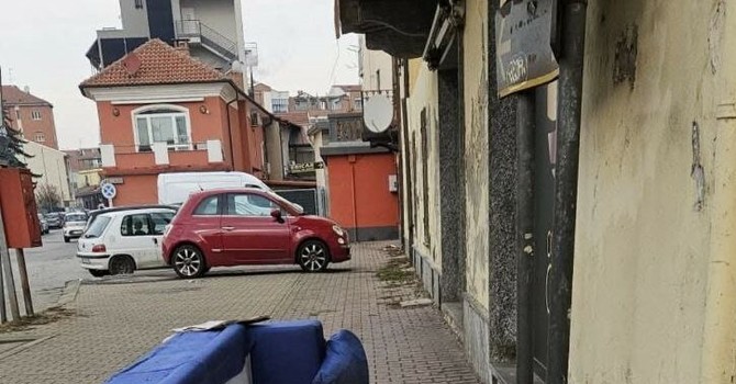 Il divano abbandonato in corso Alessandria Il divano abbandonato in corso Alessandria