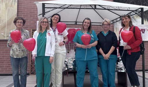 In foto da sinistra la dottoressa Silvia Perno (Coordinamento ospedaliero per il procurement di organi e tessuti), con una volontaria dell’AIDO e le infermiere della dialisi e della rianimazione