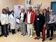La donazione con: Luisa Amalberto presidente della Fondazione, il consigliere Roberto Ruscalla, Maria Tessa direttore della Radioterapia, Barbara Caimi direttore sanitario Asl AT, Guido Mansone coordinatore Radioterapia, alcune volontarie della Fondazione insieme al direttore Ezio Mosso