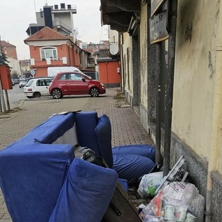 Il divano abbandonato in corso Alessandria